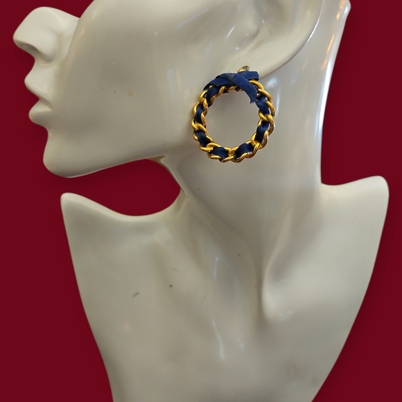 Vintage Jewelry - Vtg AVON 1988 Ribbon Weave Chain Wreath Hoop Post Earrings